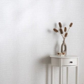 Ikke-vævet tapet i hvid med krokodillelook, diskret moderne og elegant struktur Ikke-vævet tapet i hvid med krokodillelook, diskret moderne og elegant struktur