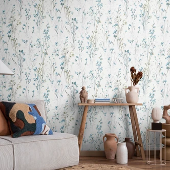 Non-woven tapet med sarte engblomster i blå og hvid som et blomstret naturtapet Non-woven tapet med sarte engblomster i blå og hvid som et blomstret naturtapet