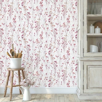 Non-woven tapet med sarte engblomster i rosa og hvid som et blomstret naturtapet Non-woven tapet med sarte engblomster i rosa og hvid som et blomstret naturtapet