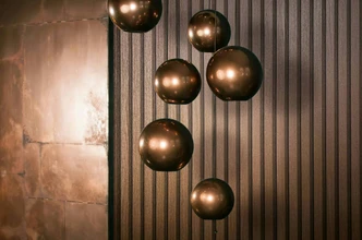 Carta da parati in tessuto non tessuto a strisce lucide come pannelli acustici effetto rame metallico 