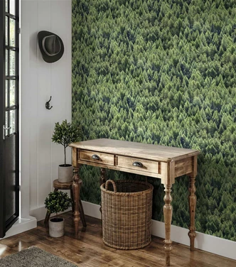 Non-woven tapet i skovlook med nåletræer, grønt og blomstret Non-woven tapet i skovlook med nåletræer, grønt og blomstret