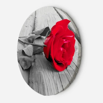 Rundes Leinwandbild Rote Rose auf einem Steg 