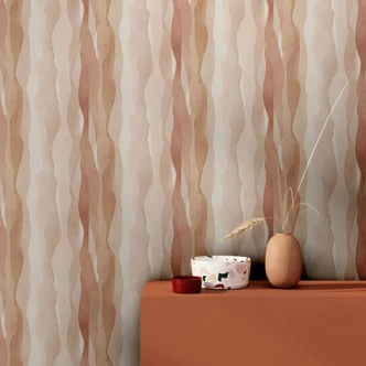 Carta da parati in tessuto non tessuto in beige a righe astratte dall'aspetto grafico moderno Carta da parati in tessuto non tessuto in beige a righe astratte dall'aspetto grafico moderno