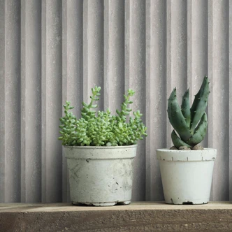 Tapeta z włókniny w kolorze szarym o wyglądzie panelu akustycznego 3D w klasyczne drewniane paski  