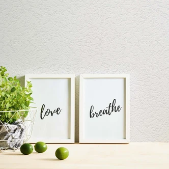 Carta da parati bianca a tinta unita con struttura verniciabile 