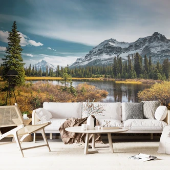 Natur Fototapete Berg-Idylle am zauberhaften Kiefernwald 