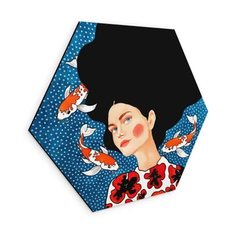 Sekskantet Billede Kvinde i blomsterkjole med koi - Hülya - Aluminium dibond 