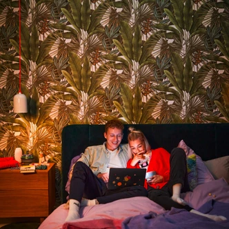 Tropisk bladtapet i pastelgrøn - non-woven tapet med naturmotiver til stuen Tropisk bladtapet i pastelgrøn - non-woven tapet med naturmotiver til stuen