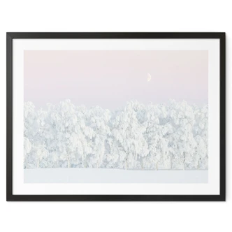 Póster bosque Bosque nevado de invierno con luna - EMELIEmaria 