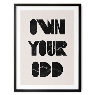 Plakat med ordsprog Own your odd | Motiverende ordsprog i sort og hvid 