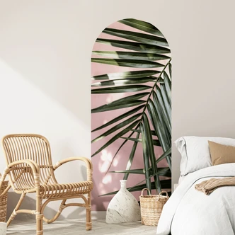 Wandtattoo Rundbogen Wandpaneel Palmenblatt vor rosa Wand - Böhmer - schmal 