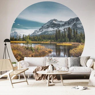 Fototapete Berg-Idylle am zauberhaften Kiefernwald - Rund - Selbstklebend/Vlies 