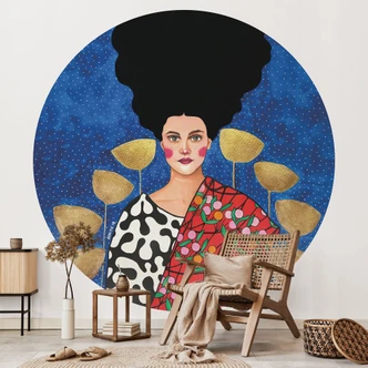 Fotomural Mujer en un campo con hojas doradas - Hülya - Redondo - Autoadhesivo/no tejido Fotomural Mujer en un campo con hojas doradas - Hülya - Redondo - Autoadhesivo/no tejido