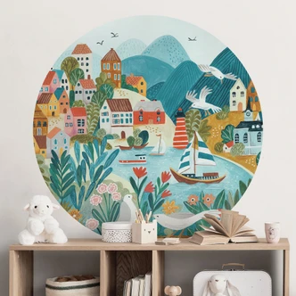 Muursticker Kleurrijk kustdorp in de zomer - Bonne Müller - Rond Muursticker Kleurrijk kustdorp in de zomer - Bonne Müller - Rond