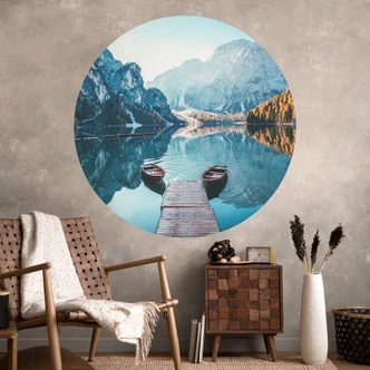 Wallsticker gångbro i trä vid sjön Braies i Dolomiterna - rund 