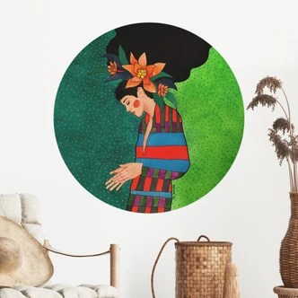 Wallsticker Kvinna i randig klänning med orange blommor - Hülya - Rund Wallsticker Kvinna i randig klänning med orange blommor - Hülya - Rund