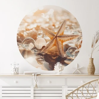 Muursticker Schelpen op een zonnig strand - Treechild - Rond Muursticker Schelpen op een zonnig strand - Treechild - Rond