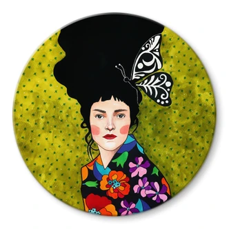 Glasbild Frau mit Schmetterling im Haar - Hülya - Rund Glasbild Frau mit Schmetterling im Haar - Hülya - Rund