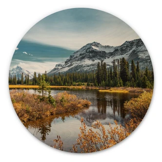 Tableau sur bois Montagne idyllique dans une forêt de pins enchanteresse - Rond 