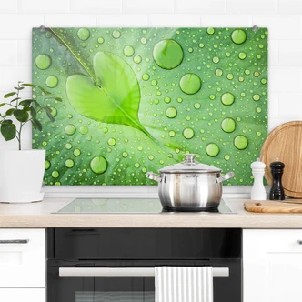Pannello paraschizzi foto - Cuore fatto di gocce d'acqua su una foglia verde 