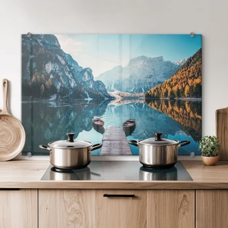 Spatscherm Houten loopbrug bij het meer van Braies in de Dolomieten 