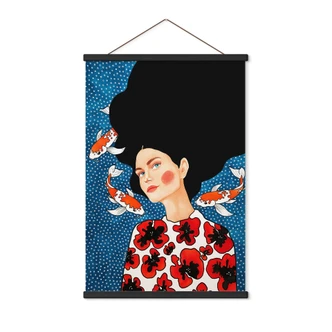 Tekstil plakat kvinde i blomsterkjole med koi - Hülya 