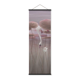 Textielposter lotusbloemen met zwaan in water in donkerroze - Ms Tiff - Panorama 