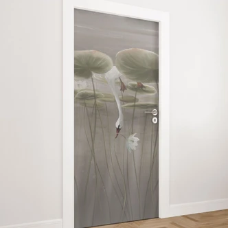 Deurfolie lotusbloemen met zwaan in water in grijs - Ms Tiff 