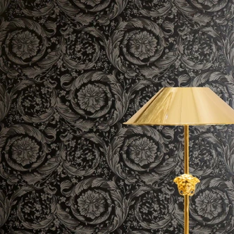 Carta da parati in tessuto non tessuto Versace Barocco Neo classico viticci floreali grigio nero elegante 