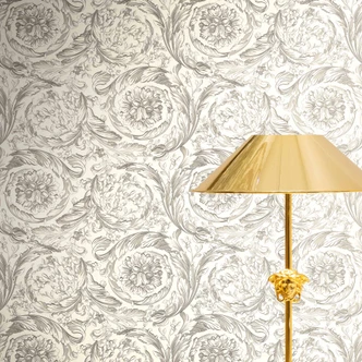 Carta da parati in tessuto non tessuto Versace Barocco Neo classico viticci floreali grigio bianco elegante 