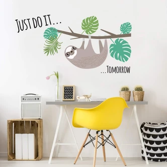 Muursticker Luiaard – Just do it tomorrow 