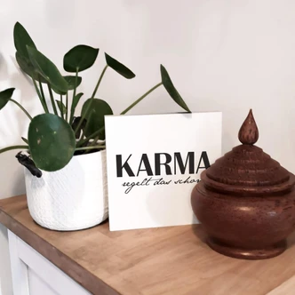Holzbild zum Hinstellen - Karma regelt das schon - 15x15 cm 