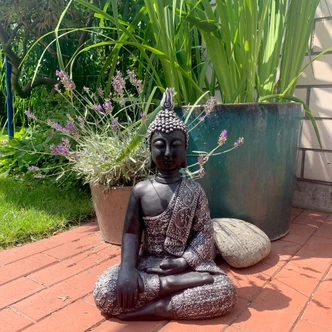 Sitzender Thai Buddha aus Kunststein, schwarz-silber | Edle Gartendeko für Meditation und Wellness | 29x18x45 cm Sitzender Thai Buddha aus Kunststein, schwarz-silber | Edle Gartendeko für Meditation und Wellness | 29x18x45 cm