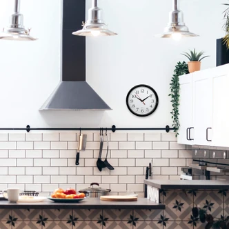 Klassieke wandklok in zwart en wit Ø25 cm 