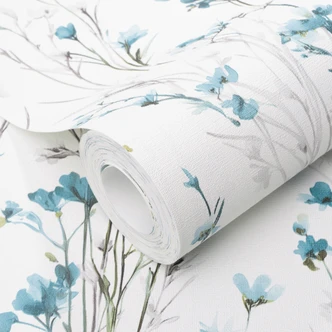 Non-woven tapet med sarte engblomster i blå og hvid som et blomstret naturtapet Non-woven tapet med sarte engblomster i blå og hvid som et blomstret naturtapet