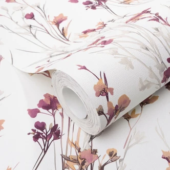 Non-woven tapet med sarte engblomster i rosa og hvid som et blomstret naturtapet Non-woven tapet med sarte engblomster i rosa og hvid som et blomstret naturtapet
