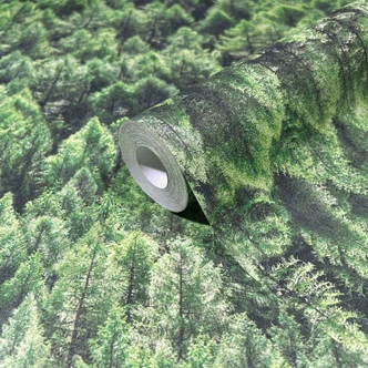 Non-woven tapet i skovlook med nåletræer, grønt og blomstret Non-woven tapet i skovlook med nåletræer, grønt og blomstret