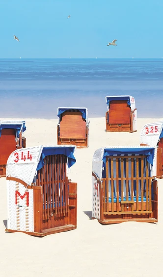 Fototapete mit Strandkörben am Meer Beige, Blau ,Illustration 2,70 x 1,59 m 