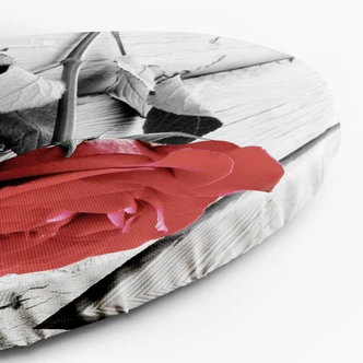 Rundes Leinwandbild Rote Rose auf einem Steg 