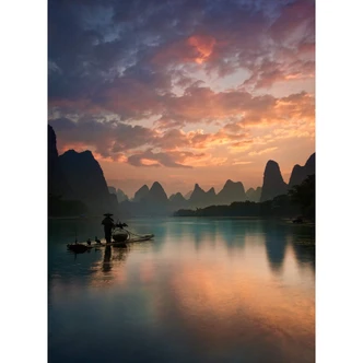 Fototapet Zhang - Asiatiskt flodlandskap i skymningen 