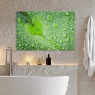 Tableau sur verre Foto - Cœur de goutte d'eau sur feuille verte 