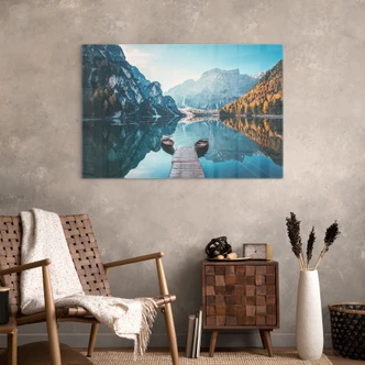 Glasbild Holzsteg am Pragser See in den Dolomiten 