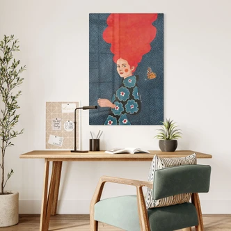 Tableau en verre Femme en robe fleurie avec papillon - Hülya 
