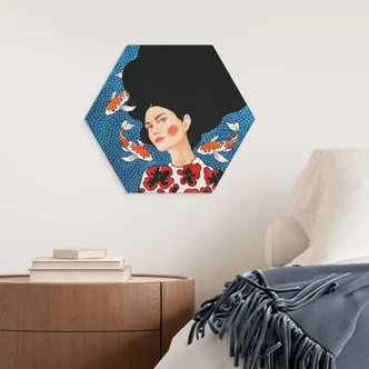 Sekskantet Billede Kvinde i blomsterkjole med koi - Hülya - Aluminium dibond 