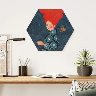 Hexagon Wandbild Frau im Blumenkleid mit Schmetterling - Alu-Dibond - Hülya 