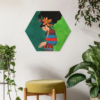 Sekskantet Billede Kvinde i stribet kjole med orange blomster - Hülya - Alu-Dibond 