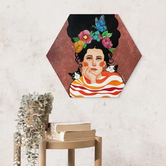 Hexagon Wandbild Frau mit Blumenkrone und Katzen - Hülya - Alu-Dibond 