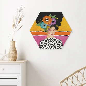 Sekskantet Billede Kvinde med farverig blomsterkrone - Hülya - Alu-Dibond 