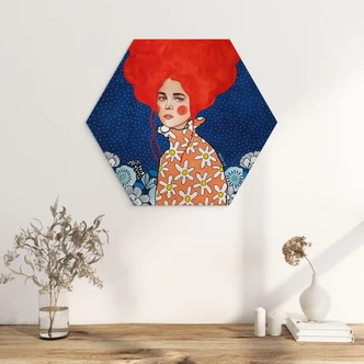 Hexagon Wandbild Frau mit rotem Haar und Blüten - Alu-Dibond - Hülya 
