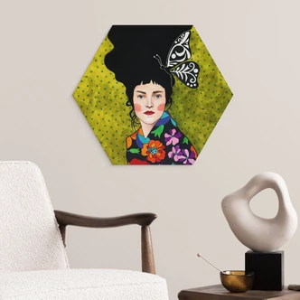Hexagon Wandbild Frau mit Schmetterling im Haar - Alu-Dibond - Hülya 